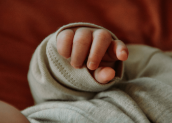 Golpeó a su hijo de 11 meses con una olla cuando discutía con su pareja