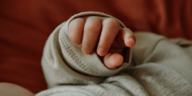 Golpeó a su hijo de 11 meses con una olla cuando discutía con su pareja