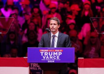 Políticos y famosos de EEUU critican a cómico aliado de Trump por llamar «basura» a Puerto Rico