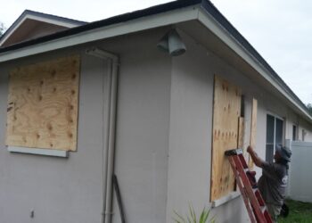 Milton se convierte en huracán de categoría 2 mientras Florida se prepara para evacuaciones masivas