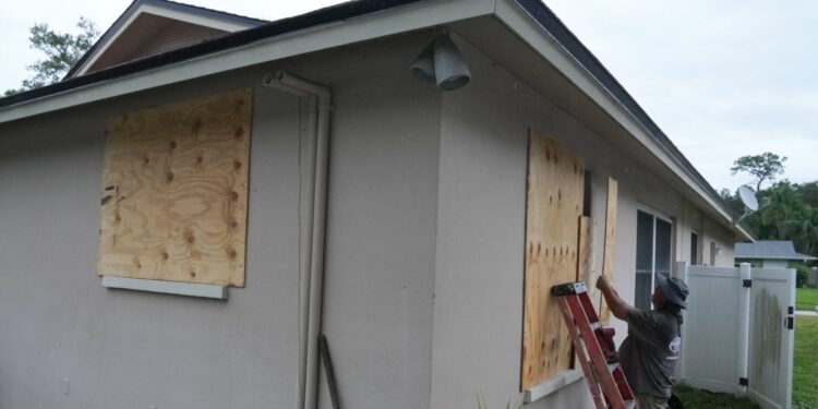 Milton se convierte en huracán de categoría 2 mientras Florida se prepara para evacuaciones masivas