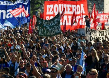 Miles de universitarios protestaron contra ajustes de Milei en Argentina