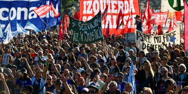 Miles de universitarios protestaron contra ajustes de Milei en Argentina