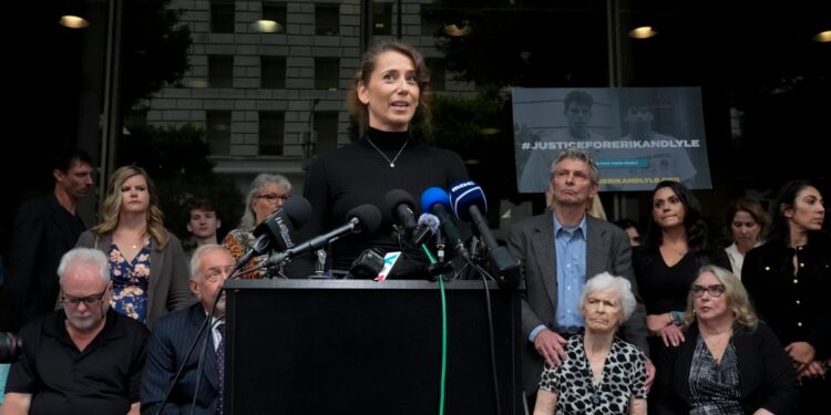 Familiares de hermanos Menéndez piden que sean excarcelados ante nuevas evidencias de abuso