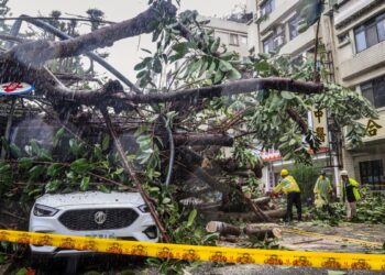 Taiwán se paraliza por el fuerte tifón Kong-rey, que deja un fallecido