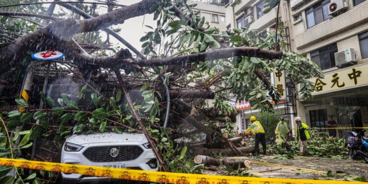 Taiwán se paraliza por el fuerte tifón Kong-rey, que deja un fallecido