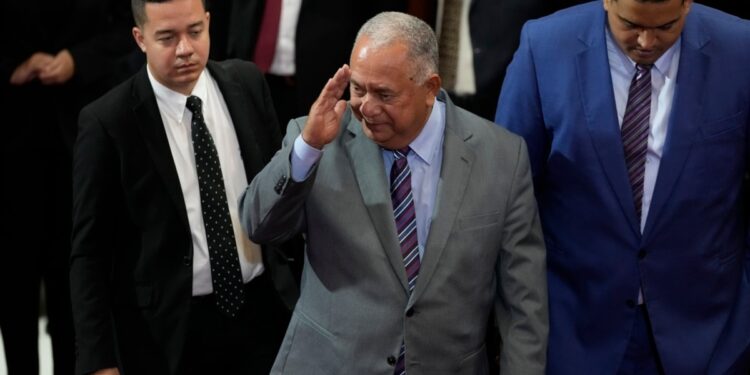 Reaparece el presidente del CNE. Oposición busca apoyos en Portugal.