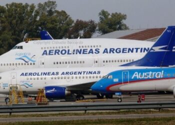 Milei declara sujeta a privatización a la estatal Aerolíneas Argentinas