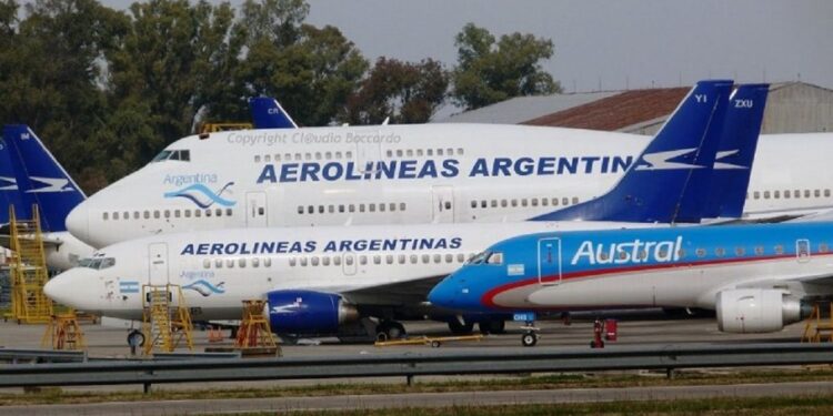 Milei declara sujeta a privatización a la estatal Aerolíneas Argentinas