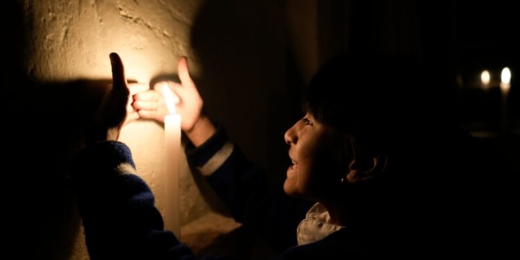 Gobierno de Ecuador anuncia suspensión de cobro de tarifas de electricidad en medio de cortes