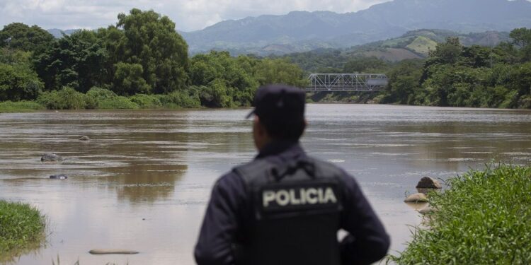 El Salvador desmantela red de tráfico de migrantes a EEUU