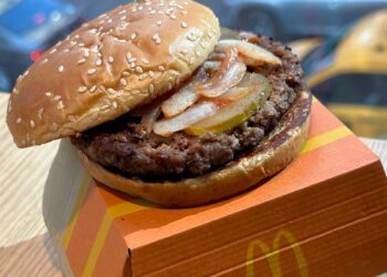 McDonald's dice que brote de E. coli está vinculado a cebollas de proveedor en California