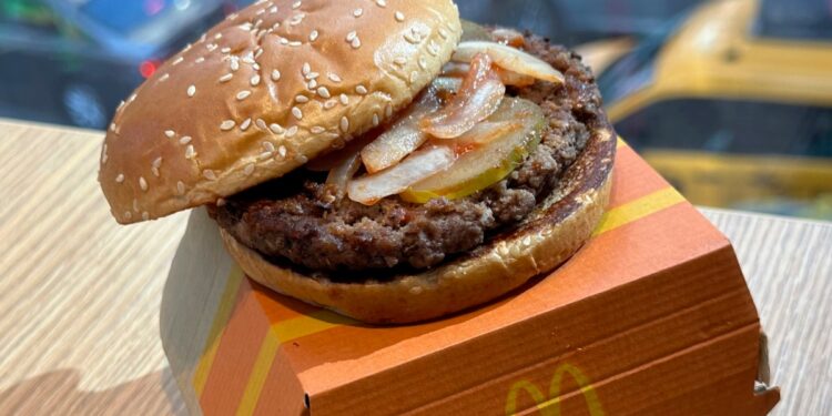 McDonald's dice que brote de E. coli está vinculado a cebollas de proveedor en California