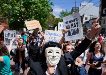 Profesores paran y estudiantes toman facultades en Argentina en rechazo al ajuste educativo de Milei