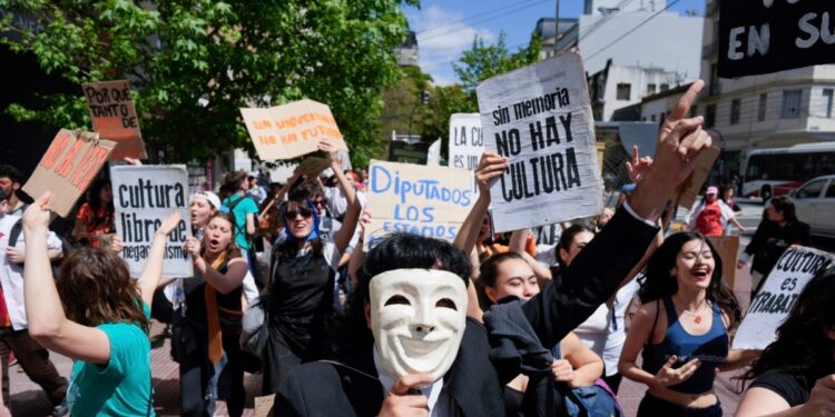 Profesores paran y estudiantes toman facultades en Argentina en rechazo al ajuste educativo de Milei