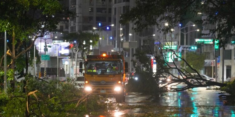 Tifón Krathon toca tierra en Taiwán con fuertes vientos y lluvias torrenciales