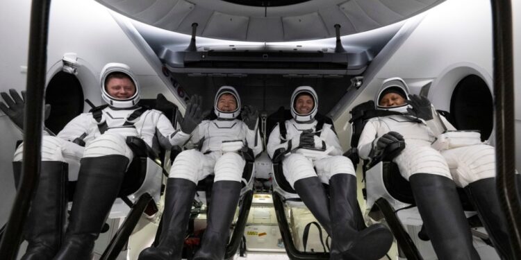 Cuatro astronautas regresan a la Tierra tras problemas en cápsula de Boeing y huracán Milton