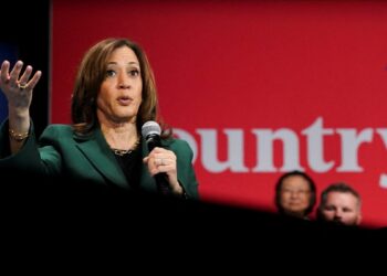 Harris habla de oportunidades económicas para los hombres latinos; Trump la insulta