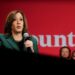 Harris habla de oportunidades económicas para los hombres latinos; Trump la insulta