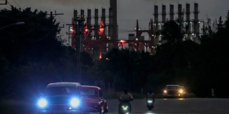 Los cubanos recuperan cierta normalidad tras apagón masivo, pero la crisis persiste