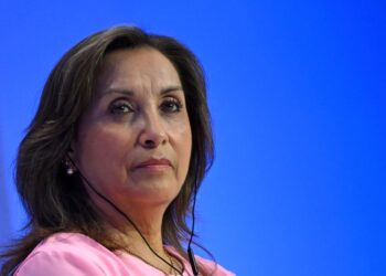 Boluarte anuncia control de remesas y contratos laborales a venezolanos