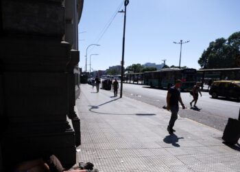 Huelga de transporte paraliza Argentina en rechazo a política de ajuste de Milei