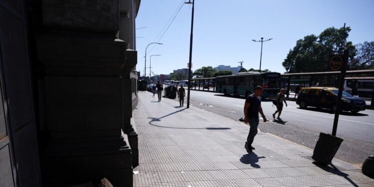 Huelga de transporte paraliza Argentina en rechazo a política de ajuste de Milei