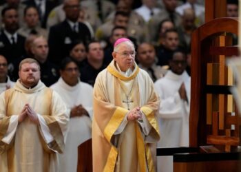 Iglesia de Los Ángeles acuerda pagar $880 millones a víctimas de abusos