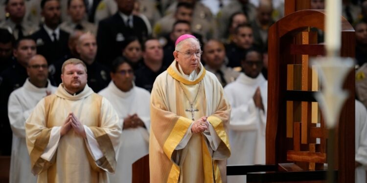 Iglesia de Los Ángeles acuerda pagar $880 millones a víctimas de abusos