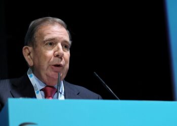 Machado habla a militares. Corrupción salpica a exembajador.