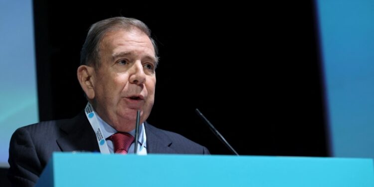 Machado habla a militares. Corrupción salpica a exembajador.