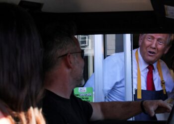 Trump reparte papas en Pensilvania, Harris visita iglesias de Georgia en un llamado a los estados indecisos