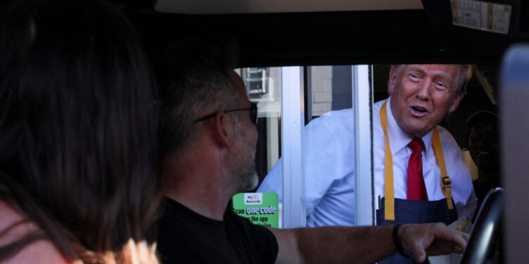 Trump reparte papas en Pensilvania, Harris visita iglesias de Georgia en un llamado a los estados indecisos