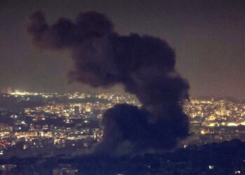 Hezbolá lanza cohetes mientras Israel envía más tropas al Líbano