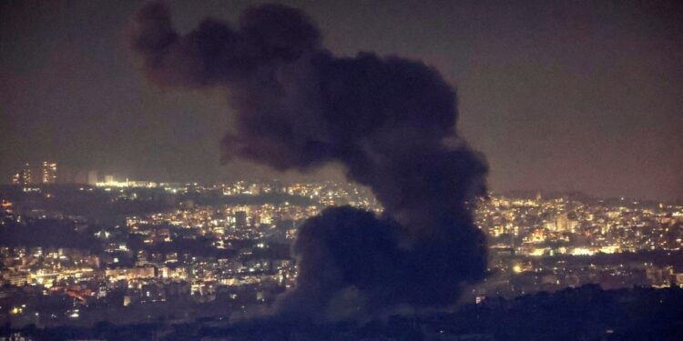 Hezbolá lanza cohetes mientras Israel envía más tropas al Líbano