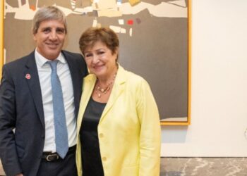 El riesgo país de Argentina cae por debajo de los 1,000 puntos y se aleja la incapacidad de pago