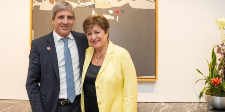 El riesgo país de Argentina cae por debajo de los 1,000 puntos y se aleja la incapacidad de pago