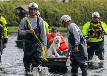 Habitantes de Florida se abren paso por calles inundadas y recogen escombros tras Milton