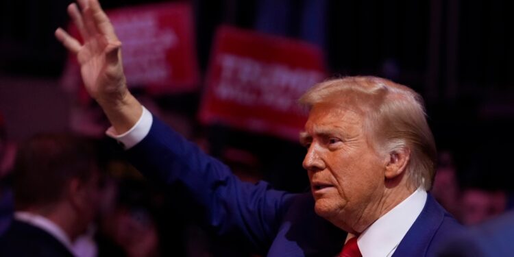 Trump encabeza mitin en Nueva York tras comentarios vulgares y racistas de aliados