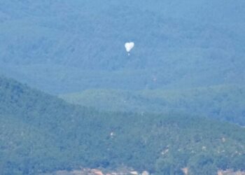 Globo norcoreano con basura cae en el complejo presidencial de Corea del Sur