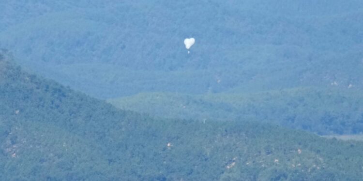 Globo norcoreano con basura cae en el complejo presidencial de Corea del Sur