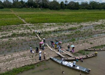 En Colombia, la sequía extrema del río Amazonas castiga a las comunidades indígenas