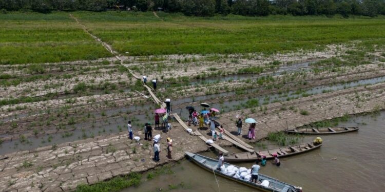 En Colombia, la sequía extrema del río Amazonas castiga a las comunidades indígenas
