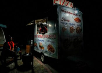 Ecuador anuncia apagones de hasta diez horas para evitar colapso eléctrico