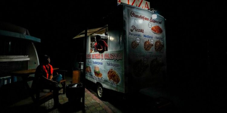 Ecuador anuncia apagones de hasta diez horas para evitar colapso eléctrico