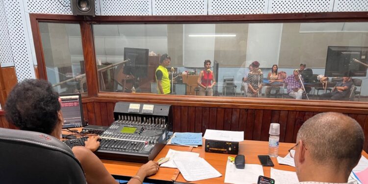 En tiempos de internet y crisis, cubanos mantienen romance con radionovelas