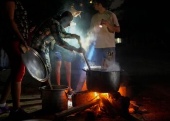 Cubanos improvisan fogones en la calle durante mega apagón de tres días