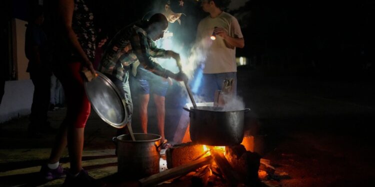 Cubanos improvisan fogones en la calle durante mega apagón de tres días