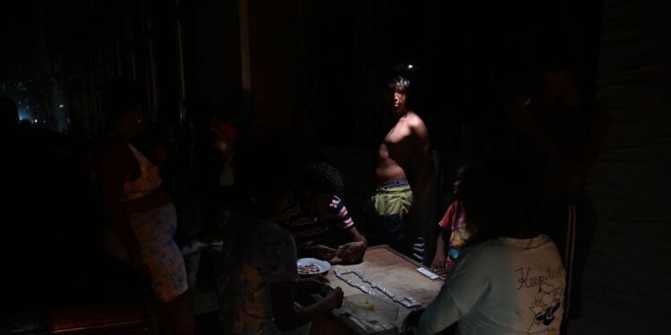 Díaz Canel amenaza con reprimir a cubanos que protestan contra el mega apagón