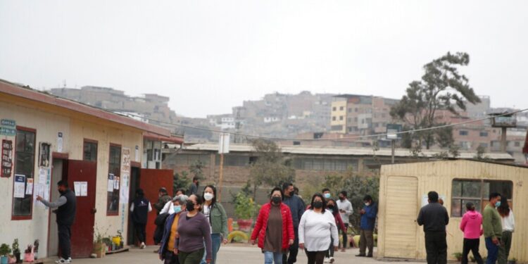 Perú suspende las clases presenciales en el segundo día de una huelga del transporte